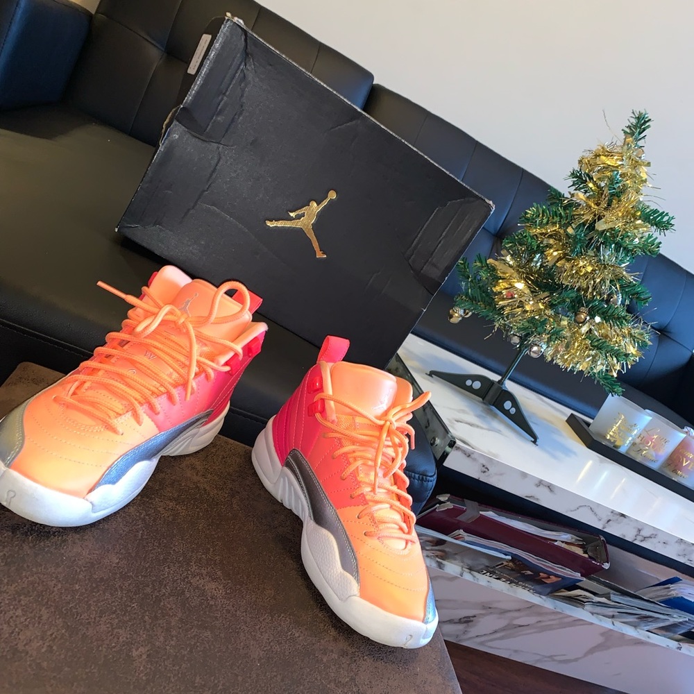 AIR JORDAN 12 RETRO GS 'SUNRISE'
Size 4Y